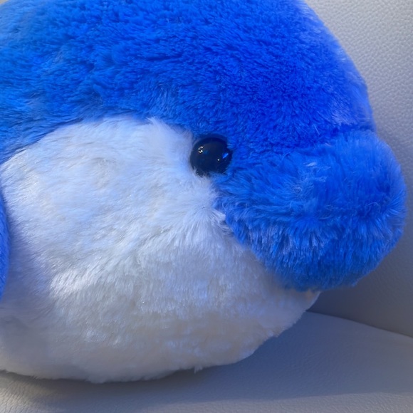 Stuffed Whale 🐳 LARGE NWOT! Was gift my daughter didn’t want 🤷‍♀️ She is 19 - - Picture 6 of 7